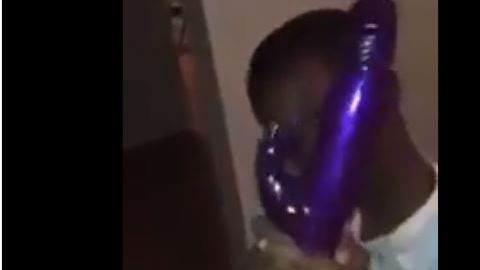 El niño estaba muy divertido con el juguete íntimo de su madre.