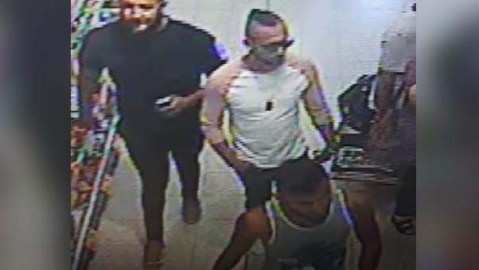 El padre del menor y otros cinco individuos resultaron convictos por el ataque en Inglaterra.