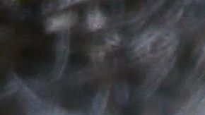 Hailey Baldwin en la playa.