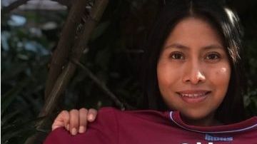 Javier "Chicharito" Hernández le regaló un jersey del West Ham a Yalitza Aparicio