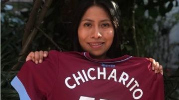 Javier "Chicharito" Hernández le regaló un jersey del West Ham a Yalitza Aparicio