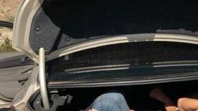 En la cajuela estaban escondidos tres migrantes mexicanos de 14, 34 y 48 años.