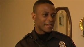 Un policía ayuda a buscar un oso de peluche.