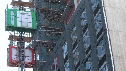 Los valores de la vivienda social están arraigados en iniciativas municipales más amplias, como las iniciativas Vivienda para Nuestros Vecinos, Donde Vivimos en Nueva York, Construir Cosas y Ciudad del Sí, y el HPD, guiado por estos valores, está totalmente enfocado en construir y preservar viviendas sumamente asequibles e inclusivas.