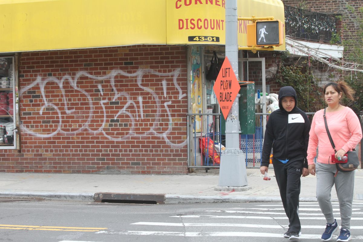 Símbolos de pandillas en una pared de Queens, Nueva York.