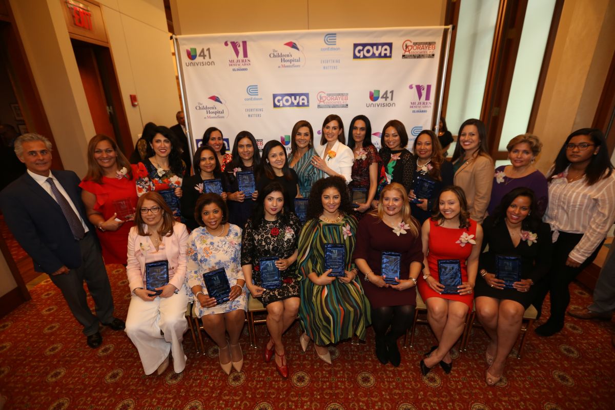 El grupo de las 21 de “Mujeres Destacadas”, junto a los directivos de El Diario, en el Harvard Club.