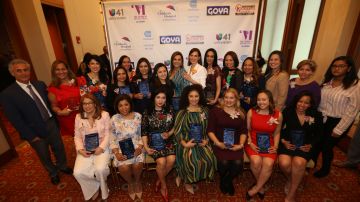 El grupo de las 21 de “Mujeres Destacadas”, junto a los directivos de El Diario, en el Harvard Club.