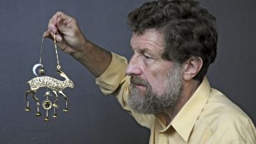 El artista Kit Williams, autor de "Masquerade", con la liebre dorada que fue el premio de la búsqueda del tesoro.