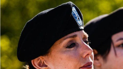 Las militares usan muchos equipos diseñados para hombres.