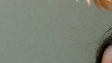 Una estudiante voluntaria actúa como víctima durante un simulacro .