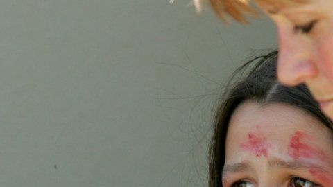 Una estudiante voluntaria actúa como víctima durante un simulacro .