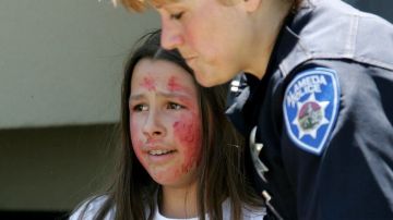 Una estudiante voluntaria actúa como víctima durante un simulacro .