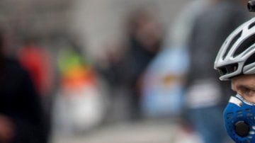 En las grandes ciudades, algunos ciclistas optan por utilizar máscaras especiales para filtrar el aire.