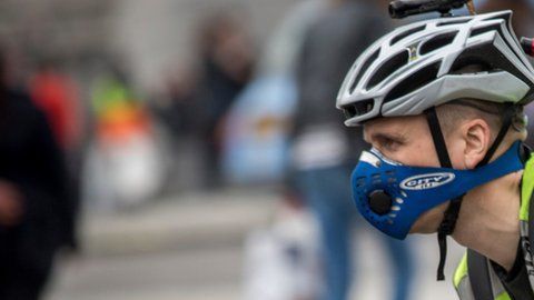 En las grandes ciudades, algunos ciclistas optan por utilizar máscaras especiales para filtrar el aire.