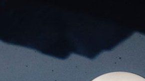 NIO (su logo a la izda) es conocida como el "rival chino de Tesla" (dcha).