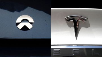 NIO (su logo a la izda) es conocida como el "rival chino de Tesla" (dcha).