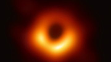 Una red de ocho observatorios captó la foto de un agujero negro.