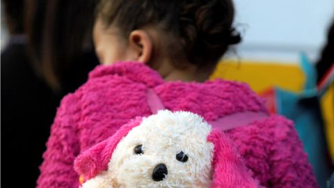 El acuerdo podría beneficiar a unos 2,700 niños.
