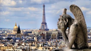 "Vigilando" la ciudad de París, se erige una gárgola en forma de mono alado en las alturas de Notre Dame.