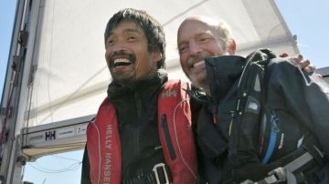 Mitsuhiro Iwamoto (i) celebró la hazaña con su ayudante Doug Smith.