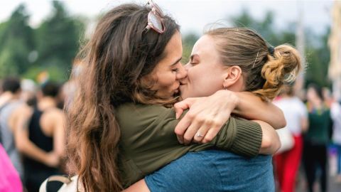¿Qué impacto tiene la maternidad en el trabajo en parejas de mujeres?