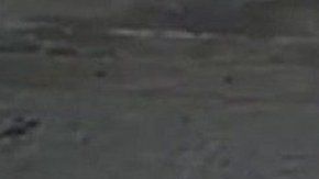 Uno de los atacantes caminando tranquilamente hacia su objetivo.