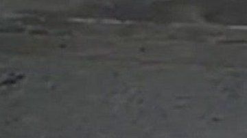 Uno de los atacantes caminando tranquilamente hacia su objetivo.