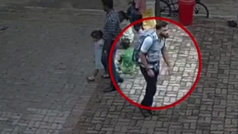 Uno de los atacantes caminando tranquilamente hacia su objetivo.