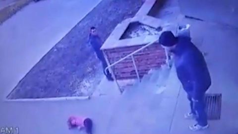 Un padre arroja a su hija por las escaleras.