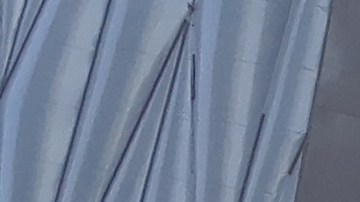 Carcasa inmensa movible de acero y vidrio de 37 metros de altura