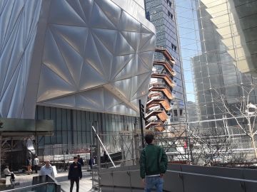 Carcasa inmensa movible de acero y vidrio de 37 metros de altura