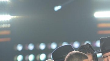 Luis Fonsi canta con su Team