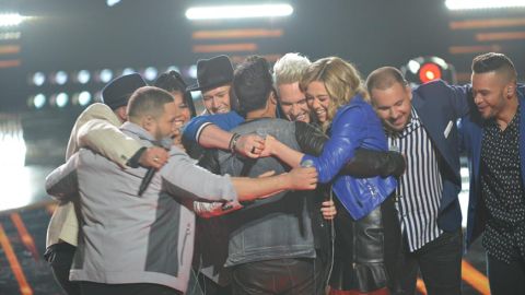 Luis Fonsi canta con su Team