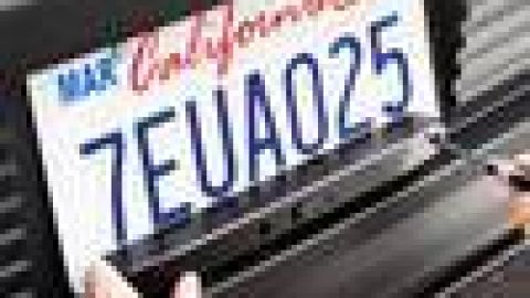 Utiliza los orificios de la placa trasera