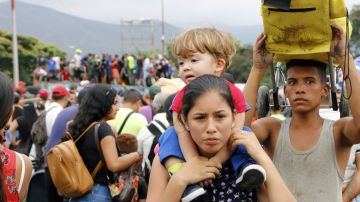Centenares de venezolanos intentan huir a diario hacia Cúcuta (Colombia)