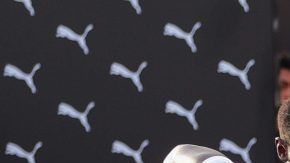 El exvelocista profesional jamaiquino y múltiple medallista olímpico, Usain Bolt, compite contra un 'mototaxi' en Lima (Perú).