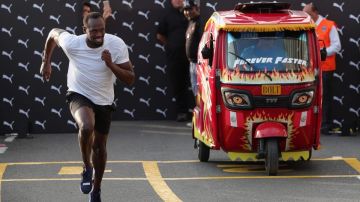 El exvelocista profesional jamaiquino y múltiple medallista olímpico, Usain Bolt, compite contra un 'mototaxi' en Lima (Perú).