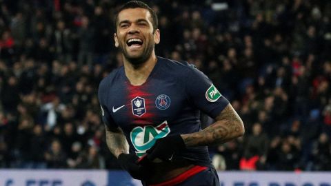 Dani Alves del Paris Saint-Germain celebra un gol ante el Nantes en la semifinal de Copa.