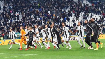 Juventus derrotó 2-1 al AC Milan y está a un paso de conquistar su octavo título consecutivo de la Serie A