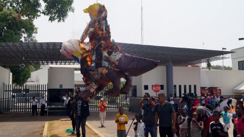 Los manifestantes quemaron las imágenes frente a una estación de migrantes en México.