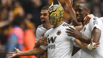 Wolverhampton no pudo alcanzar la final de Copa pese al golazo del mexicano Raúl Jiménez, que festejó con la máscara de 'Sin Cara'.