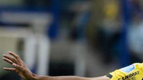 Hirving Lozano del PSV Eindhoven lucha con los jugadores del Vitesse.