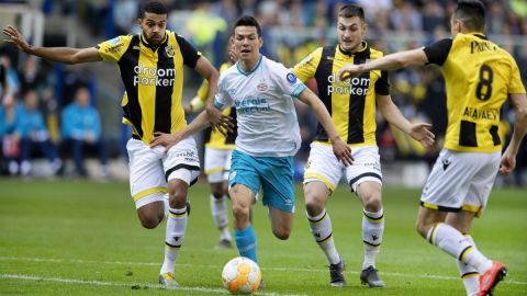 Hirving Lozano del PSV Eindhoven lucha con los jugadores del Vitesse.