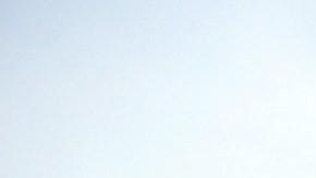 Un soldado afgano vigila el lugar donde explotó la bomba