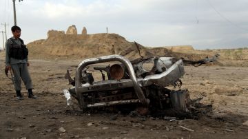 Un soldado afgano vigila el lugar donde explotó la bomba