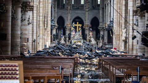 Vista del interior de la catedral de Notre Dame después del incendio.