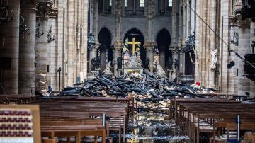 Vista del interior de la catedral de Notre Dame después del incendio.