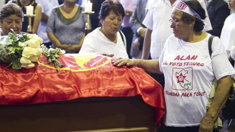 Miles de personas acuden a despedir al expresidente peruano Alan García en el velatorio levantado en la "Casa del Pueblo".