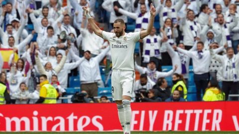 El jugador francés del Real Madrid Karim Benzema celebra su tercer gol anotado ante el Athletic Club de Bilbao.