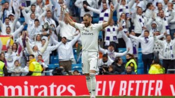 El jugador francés del Real Madrid Karim Benzema celebra su tercer gol anotado ante el Athletic Club de Bilbao.